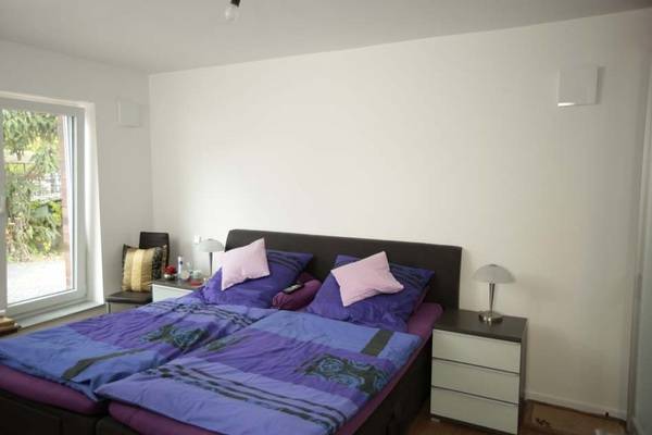 Fertig! Die dezentralen Lüftungsgeräte verbergen sich hinter den unauffälligen Innenblenden. Die verbrauchte Raumluft wird bei geringen Strömungsgeschwindigkeiten Stück für Stück durch frische, sauerstoffhaltige Außenluft ersetzt. 