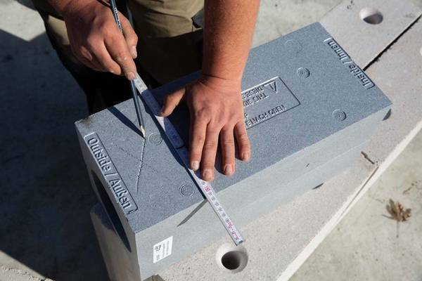 Kürzen des Montagesteins: Durch einen Einbau-Montagestein entfällt die Kernbohrung. Er besteht aus Neopor und wird mit 162 mm großer, runder Öffnung und integriertem Gefälle von 3 Grad geliefert. Er wird auf die Maße des Mauerwerks zurechtgeschnitten.