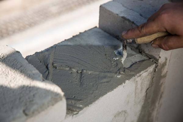 Einsetzen des Montagesteins: Der Einbau-Montagestein wird einfach in der zuvor definierten Höhe ins Mauerwerk eingesetzt und beispielsweise mit Wärmedämmziegeln ummauert. 