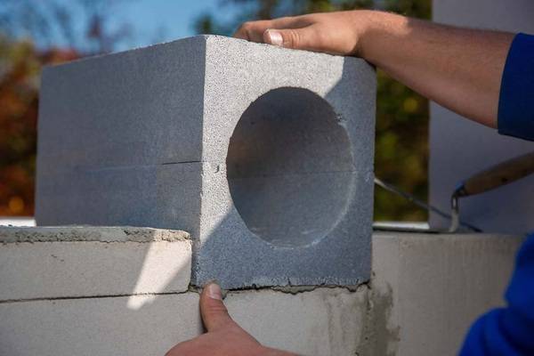 Das integrierte Gefälle muss dabei zur Außenwand des Hauses gerichtet sein, sodass anfallendes Kondensat ablaufen kann. Nach Einsetzen des Montagesteins kann mit der Platzierung der aufliegenden Mauersteine fortgefahren werden.