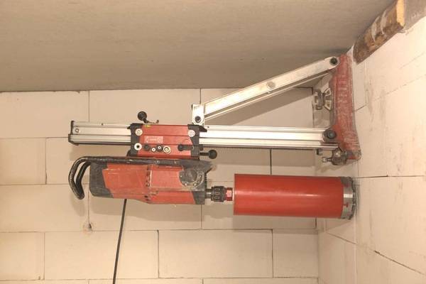 Erstellen einer Kernbohrung im Sanierungsfall: Handelt es sich um eine energetische Sanierung des Gebäudes, können die einzelnen Lüftungsgeräte ohne großen Arbeitsaufwand mit einer Kernbohrung installiert werden.