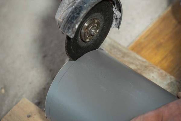 Kürzen des Montagerohrs: Das Montagerohr wird gemäß der späteren Putzdicke mit einer Stichsäge gekürzt. Zum Verlegen der Lüfterkabel wird im Rohr raumseitig ein Schlitz von ca. 10 mm Breite und 50 mm Tiefe hinzugefügt.