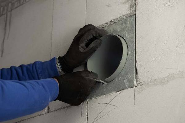 Dabei Trocknungszeit des Montageklebers beachten. Zur Verlegung der Datenleitungskabel sollte ein Schlitz ins Mauerwerk gefräst werden.