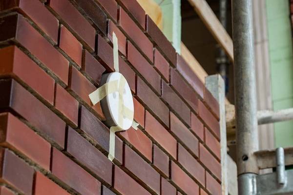 Verputzen der Außenwand & Montage der Außenblende: Bis zum Abschluss der Putz- bzw. Fassadenarbeiten sollte das Montagerohr zum Schutz vor Verunreinigungen innen und außen fest mit einem Putzschutzdecken verschlossen werden. 