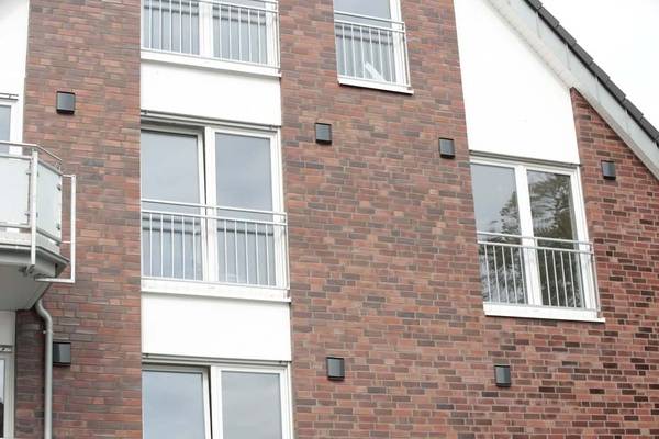 Nach Abschluss der Fassadenarbeiten kann die Außenblende werkzeuglos montiert werden.