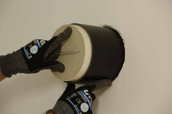 Einschieben der Lüfter-Einheiten: Nach Abschluss der Wandarbeiten und der Montage der Außenblende kann die Wärmetauscher-Einheit installiert werden.