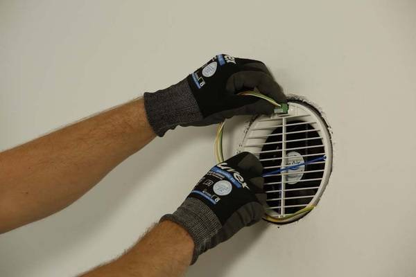 Elektrische Installation: Die Lüfter-Einheit wird in das Montagerohr geschoben. Der elektrische Anschluss zeigt nach oben. Hier werden die gewünschte Startrichtung und Lüftungszone über den DIP-Schalter eingestellt.