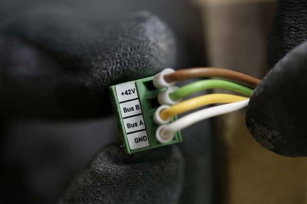 Das Datenleitungskabel der Steuerungsbasis wird mit der Lüfter-Einheit verbunden. Die Verkabelung von der Steuerung erfolgt dabei über eine Abzweigung zu jedem Lüfter von der Hauptdatenleitung in Reihe. Oder sternenförmig direkt zu den Lüftern. 