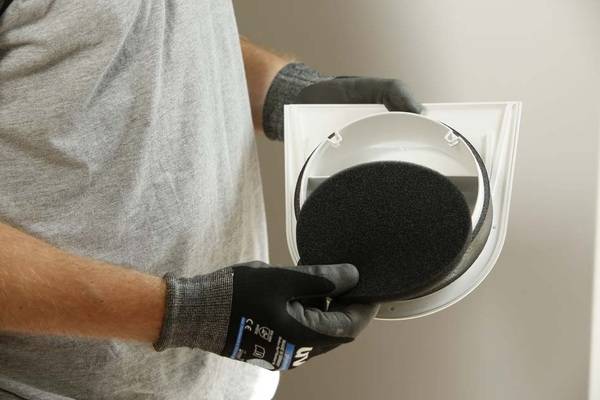 Staubfilter einsetzen: Die Innenblende wird montiert. Zuvor wird der Staubfilter in die Filterhalterung der Innenblende gelegt.