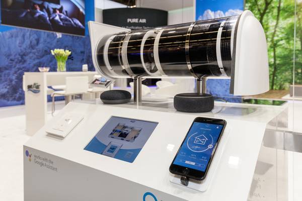 Mit der intelligenten Lüftungssteuerung SmartControl lässt sich die Lüftungsanlage komfortabel per App und Sprachbefehl steuern und stellt dank VOC-Sensor automatisch den passenden Modus ein, wenn die Schadstoffkonzentration in der Raumluft zu hoch ist.