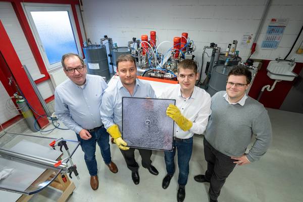 Firmeninhaber Eberhard Scheidel, Dr. Christian Scherer (H.B. Fuller | KÖMMERLING), Sohn Moritz Scheidel und Benjamin Gantner (H.B. Fuller | KÖMMERLING, v. l.) präsentieren ein Verbundelement aus einem Beschusstest. Firmeninhaber Eberhard Scheidel, Dr. Christian Scherer (H.B. Fuller | KÖMMERLING), Sohn Moritz Scheidel und Benjamin Gantner (H.B. Fuller | KÖMMERLING, v. l.) präsentieren ein Verbundelement aus einem Beschusstest.