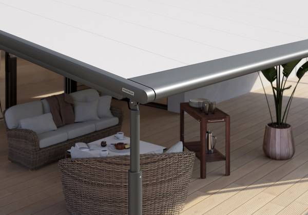 Die „Markilux pergola“ und „pergola compact“ lassen sich nun elektrisch absenken. Denn in eine der beiden Säulen, die die Markise vorne stützen, ist ein Motor eingebaut, der sie komfortabel in der Höhe verstellt.