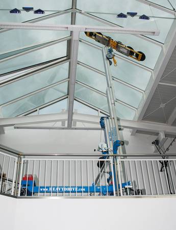 Indoor-Glasmontage mit Heavydrive Montagelift ML 79 und Über-Kopf-Sauganlage VSGU. Indoor-Glasmontage mit Heavydrive Montagelift ML 79 und Über-Kopf-Sauganlage VSGU.