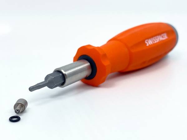 Um den Kunden den bestmöglichen Service zu bieten, können sie die speziellen Bohrer sowie Drehmomentschlüssel direkt über SWISSPACER beziehen. 