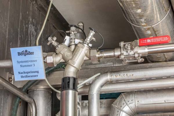 Mit dem Honeywell Home Systemtrenner Typ BA295I aus Edelstahl schützt die Käserei Bergader das Trinkwasser-Versorgungssystem und die Käseproduktion vor Verunreinigungen durch Rückdrücken, Rückfließen und Rücksaugen. Mit dem Honeywell Home Systemtrenner Typ BA295I aus Edelstahl schützt die Käserei Bergader das Trinkwasser-Versorgungssystem und die Käseproduktion vor Verunreinigungen durch Rückdrücken, Rückfließen und Rücksaugen.