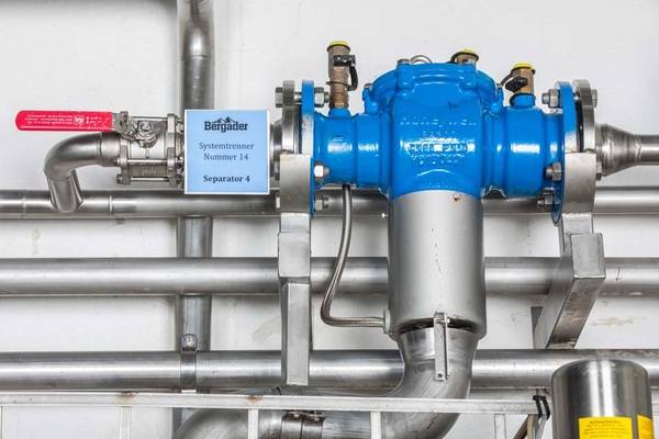 Der Honeywell Home Systemtrenner Typ BA300 von Resideo besteht aus einem pulverbeschichteten Sphärogussgehäuse. Die Sicherheitsarmatur ist so zuverlässig vor Korrosion geschützt.