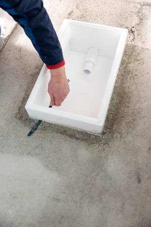 Die Installationsbox wird auf die benötigte Höhe zugeschnitten. Die Einbauhöhe kann zwischen 105 und 205 mm flexibel gewählt werden, eine Unterfütterung der Box ist nicht nötig. Die Installationsbox wird auf die benötigte Höhe zugeschnitten. Die Einbauhöhe kann zwischen 105 und 205 mm flexibel gewählt werden, eine Unterfütterung der Box ist nicht nötig.