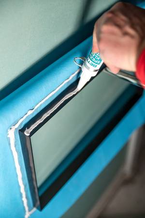 Die mitgelieferte und vorkonfektionierte Dichtmanschette wird einfach in die Installationsbox eingeklebt. 