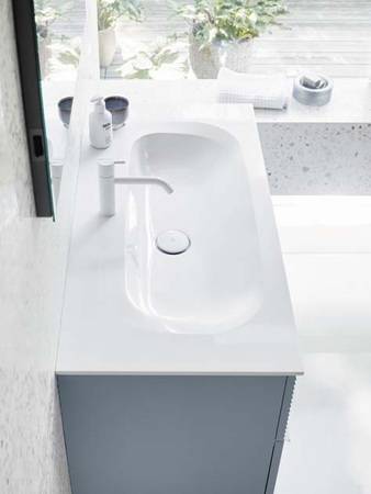 ... beim Mineralgusswaschtisch der neuen burgbad-Kollektion Fiumo ist ein echter Hingucker.