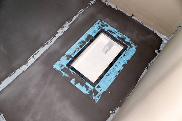 Nach Einbringen der Dichtschlämme durch den Fliesenleger ist Easy Connect normgerecht nach DIN 18534 in die Verbundabdichtung integriert. Nach Einbringen der Dichtschlämme durch den Fliesenleger ist Easy Connect normgerecht nach DIN 18534 in die Verbundabdichtung integriert.