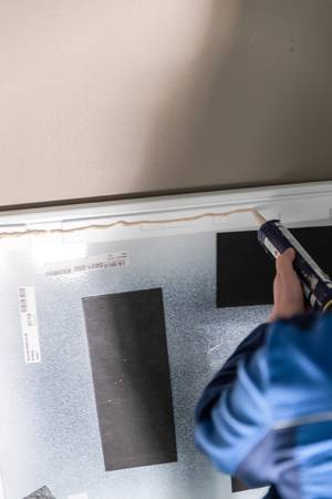 Der Minimum Wannenträger wurde bereits ab Werk mit der Duschwanne vorkonfektioniert. Der Installateur muss nur noch den Kleber aufbringen und die Duschwanne auf den Estrich kleben.