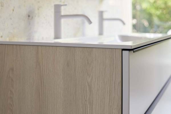 Die Waschtischeinheit der neuen burgbad-Kollektion Fiumo bringt eine fein ausbalancierte Kombination von Funktion und Design ins Badezimmer.