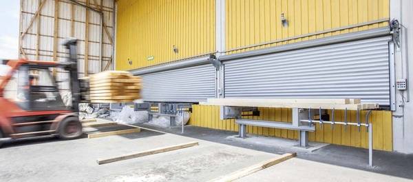 Höhe: XXS, Breite: XXL: Die besonderen Arbeitsbedingungen des Sägewerks führten zu ungewöhnlichen Tor-Maßen mit 1,50 Meter Höhe und bis zu 11,43 Meter Breite.