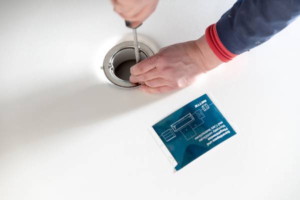 Ablauf festschrauben, Endkontrolle – fertig! Ablauf festschrauben, Endkontrolle – fertig!