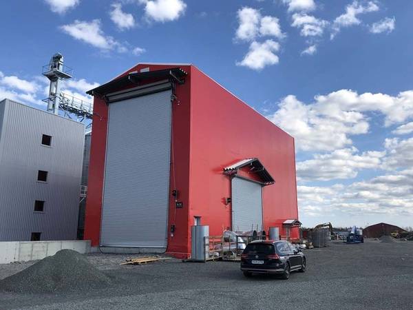 Mit 12,5 Metern Höhe zählt dieses Rolltor zu den größten, die Teckentrup gebaut hat. Es schließt eine landwirtschaftliche Lagerhalle, in der Getreidetransporter ihre Fracht in Silos abladen können.