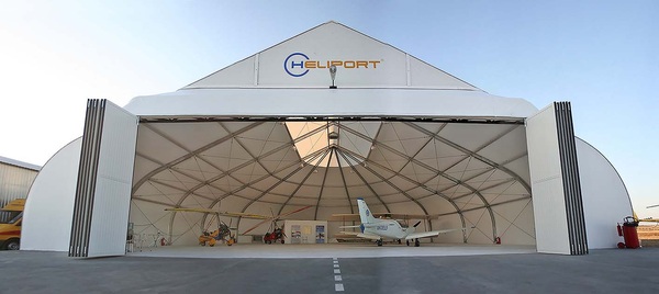 Zwölf Elemente lassen sich problemlos an den Rand schieben, um den Hangar breit zu öffnen.