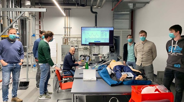Das mobile Beatmungsgerät von Viessmann wurde intensiv getestet – u. a. in Zusammenarbeit mit Medizinern des Luisenhospitals, dem Akademischen Lehrkrankenhaus der Medizinischen Fakultät und dem Team vom E.ON Energy Research Center der RWTH Aachen.