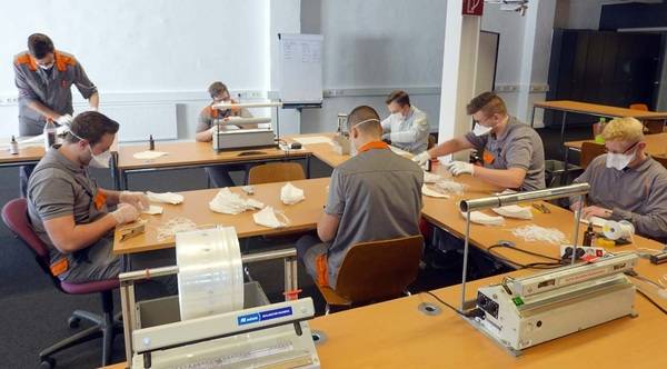 Auszubildende der Viessmann-Werke hatten die Idee, selbst Schutzmasken für Mund und Nase zu entwickeln und herzustellen. Mehrere Hundert Masken wurden bereits an den Landkreis Waldeck-Frankenberg übergeben. Bald werden wöchentlich 10.000 Masken entstehen.