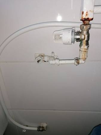 Julian Molotova (Vielen Dank!) wurde vom Kunden gerufen, weil der Heizkörper undicht war. Und das obwohl jemand seine ganze Fantasie in die Arbeit gelegt hat!