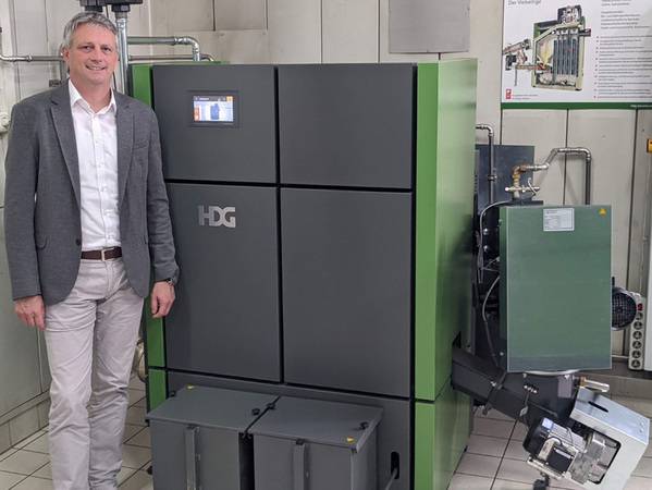 HDG-Geschäftsführer Martin Ecker vor der neuen HDG-Compact-Anlage.
