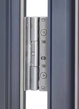 Abgestimmt auf alle gängigen Profilsysteme, wertet das Dynamic 3D-G Türen durch seine ästhetische Optik und die Kombination aus dreiteiliger 20-mm-Bandrolle mit einer filigranen Verbindung zum Flügel auf.