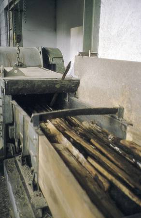 Zerkleinern von Schwachholz, Schwarten usw.  Zerkleinern von Schwachholz, Schwarten usw.