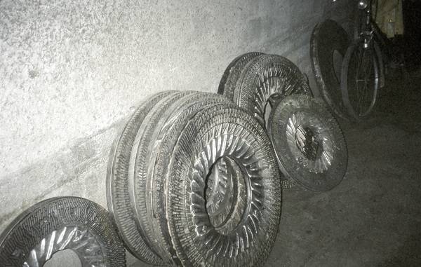 "Mühlsteine" zerfasern die Hackschnitzel.