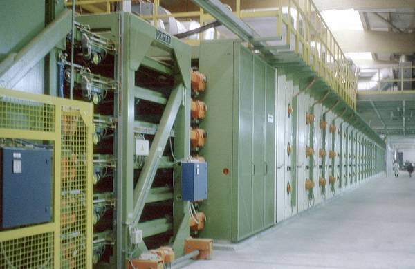 Mit Heißluft im Umluftbetrieb erhalten die Platten auf der Trocknungsstraße ihre Endfeuchte Mit Heißluft im Umluftbetrieb erhalten die Platten auf der Trocknungsstraße ihre Endfeuchte