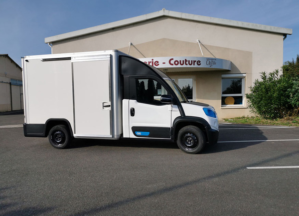 Dank des unter dem Führerhaus installierten Akkus steht der gesamte hintere Teil des Elektro-Transporters Goupil G6 für Aufbauten zur Verfügung. 