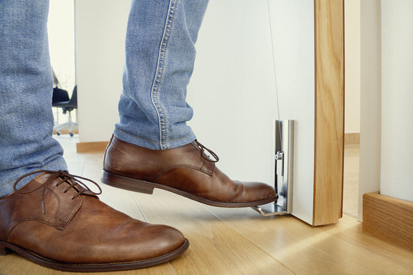 Die Einsatzmöglichkeiten des NoHander sind vielseitig und reichen von Toiletten oder oft begangenen Türen in medizinischen Einrichtungen über Büro- und industrielle Produktionsgebäude bis hin zum privaten Umfeld.