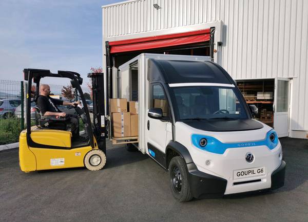 Der von Palkit gefertigte, 9 m³ Volumen fassende Kofferaufbau des Goupil G6 kann sowohl über große Flügeltüren im Heck als auch über eine seitliche Schiebetür mit Europaletten beladen werden. 