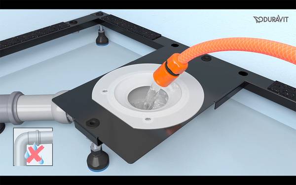 Bereits vor dem Einbau wird die Dichtigkeitsprüfung des für Tempano verwendeten Duravit-Ablaufs und der angeschlossenen Ablaufleitung durchgeführt.