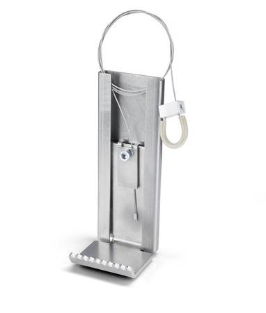 Der NoHander besteht aus rostfreiem, hygienischem Edelstahl und erlaubt dank des herausschiebbaren Fußdrückers auch die einfache Reinigung des Türflügels.