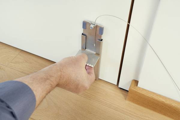 Der handlose Türöffner lässt sich äußerst kostengünstig bei nahezu allen Flügeltüren ohne Beschädigung der Tür nachrüsten und wieder völlig spurlos entfernen.