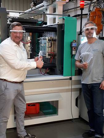 Udo Diehl (links), Anwendungstechniker bei Sensus, präsentiert die Produktion von Visieren mit der halbautomatisierten Fertigungsanlage.