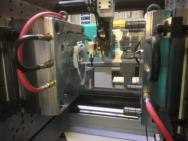 Die Fertigungslinie produziert bis 1.500 Gesichtsschilde pro Tag.