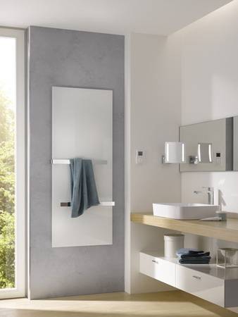 Der Fernregler mit Funkempfänger ist wahlweise in einer Variante für die Steckdose oder als Aufputzempfänger für die Wand verfügbar. Somit ist kein Kabel sichtbar und keine Steckdose notwendig.