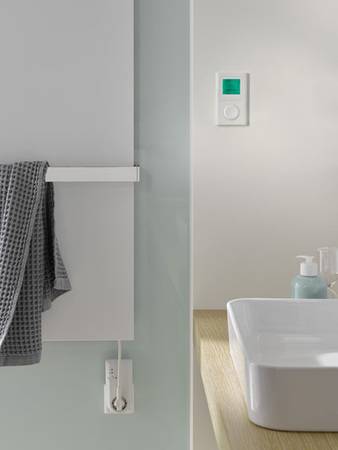 Mithilfe eines optionalen Fernreglers lässt sich der Designheizkörper Retango bequem steuern und programmieren. Der Fernregler mit Funkempfänger für die Steckdose lässt sich einfach und ohne Hilfe einer Elektrofachkraft anschließen.