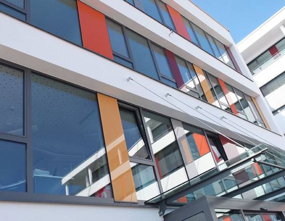 Schüt-Duis erweitert sein Sortiment bei Fenster- und Türsystemen um Aluminium-Profile. Schüt-Duis erweitert sein Sortiment bei Fenster- und Türsystemen um Aluminium-Profile.