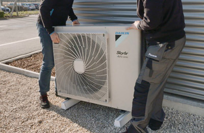 Dank vier ergonomischer Haltegriffe am Sky Air Außengerät kann dieses einfach von zwei Personen getragen werden. 